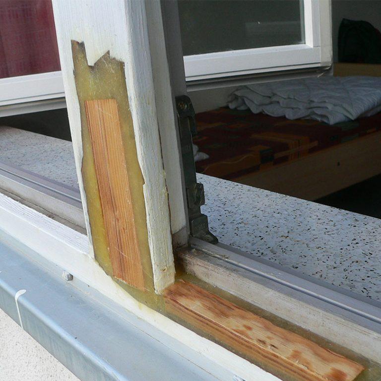 Abgesplitteter Holzrahmen Fenster