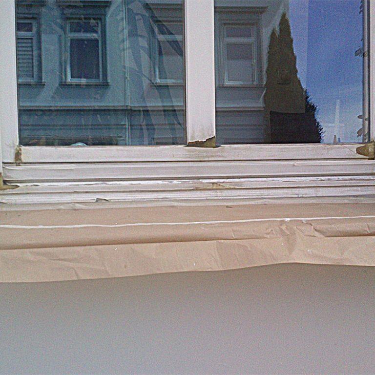 Alter Fensterrahmen mit Holzbruchstellen