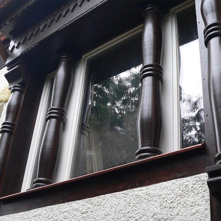 Fenster mit dunklen Holzverzierung