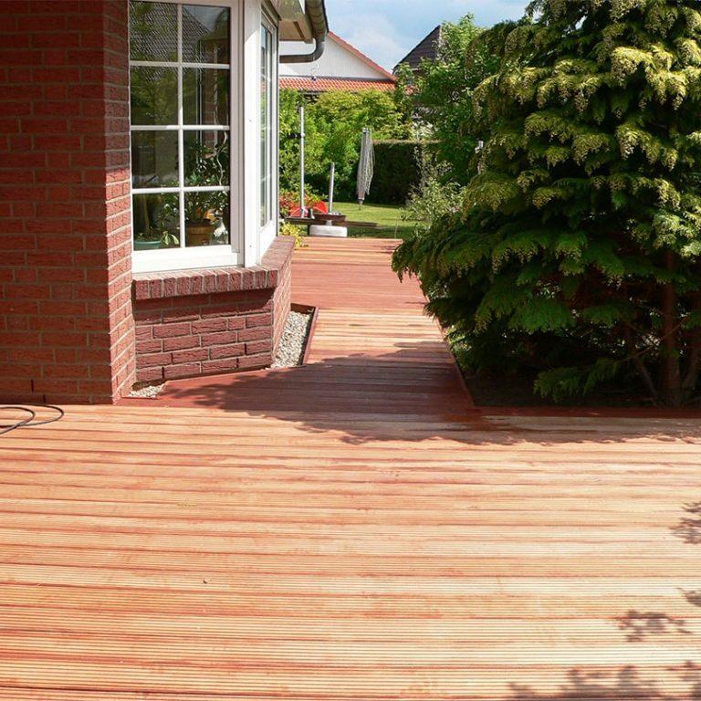 Terrassenboden aus hochwertigem Holz in Sonne