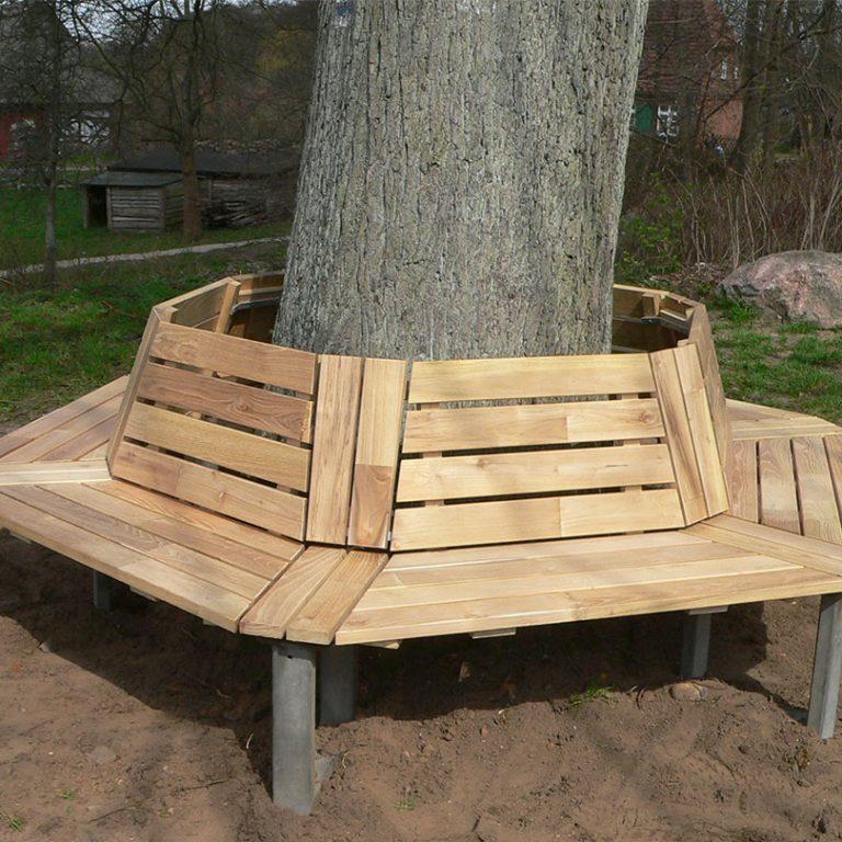 Bank aus Holz um Baum aus Tischlerei