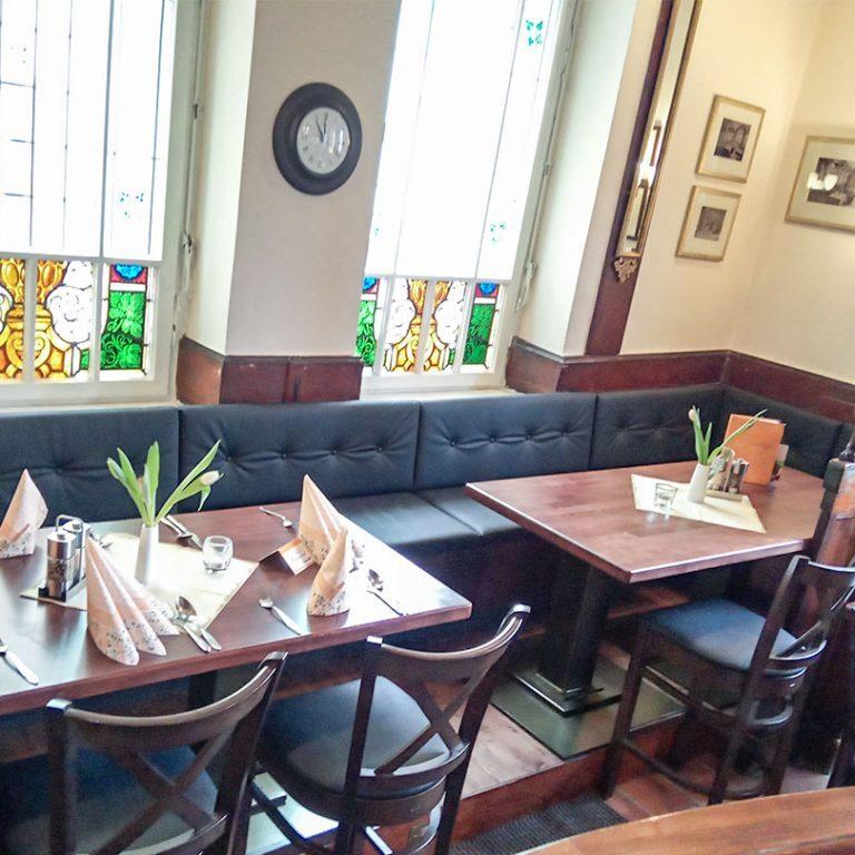 Individuelle Möbel nach Maß für die Gastronomie Holztische und Stühle in Gastronomie-Innenraum