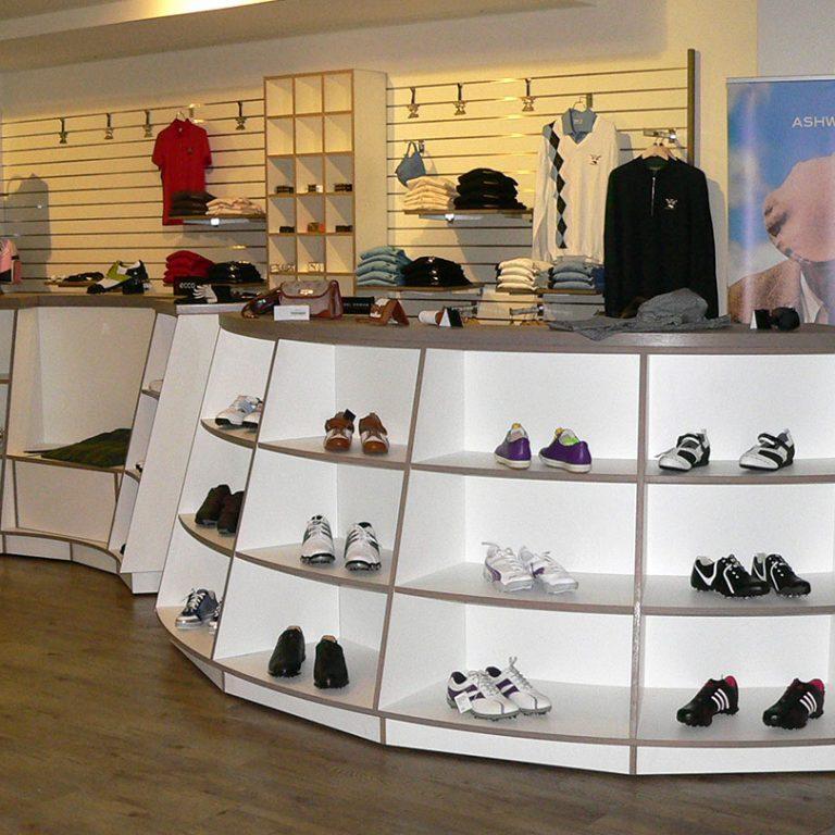 Individueller Innenausbau nach Maß Ladeneinrichtung in Golfshop individuell angepasst vom Tischler