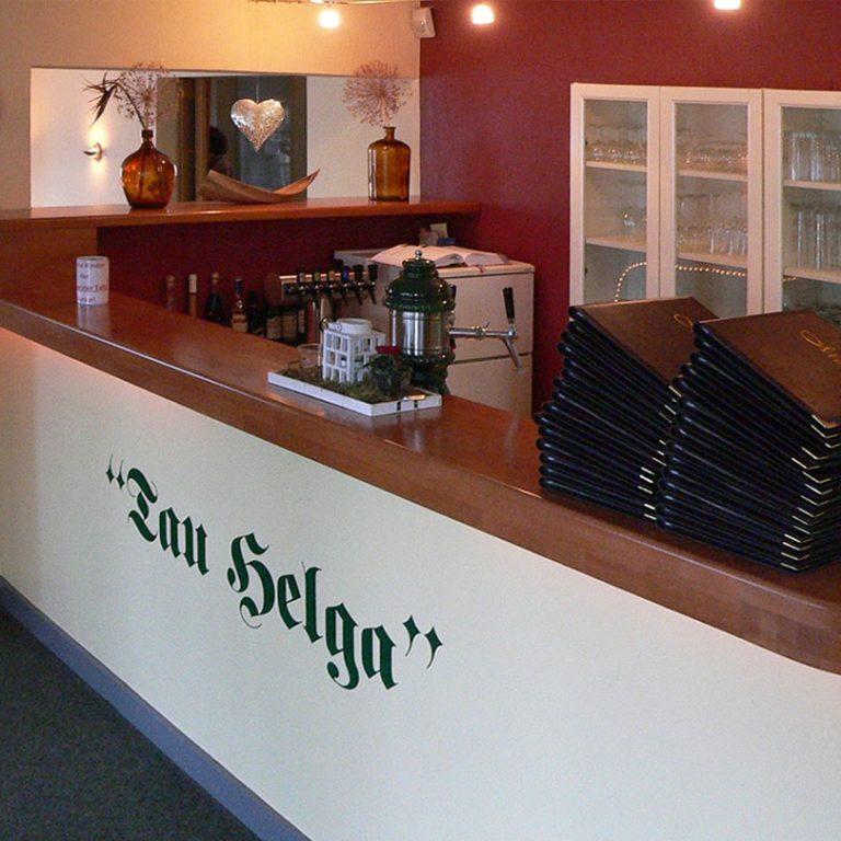 Tresen nach Maß Tischlerei Neick Tresen nach Maß mit Holzoberfläche und Beschriftung