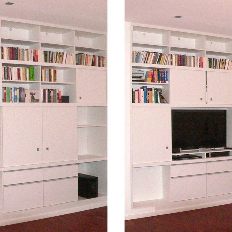 Maßgefertigtes Einbau-Wandregal mit Schiebetüren Weißes Wandregal nach Maß mit offenen und geschlossenen Fächern, integriertem TV-Bereich und Stauraum für Bücher und Dekor.