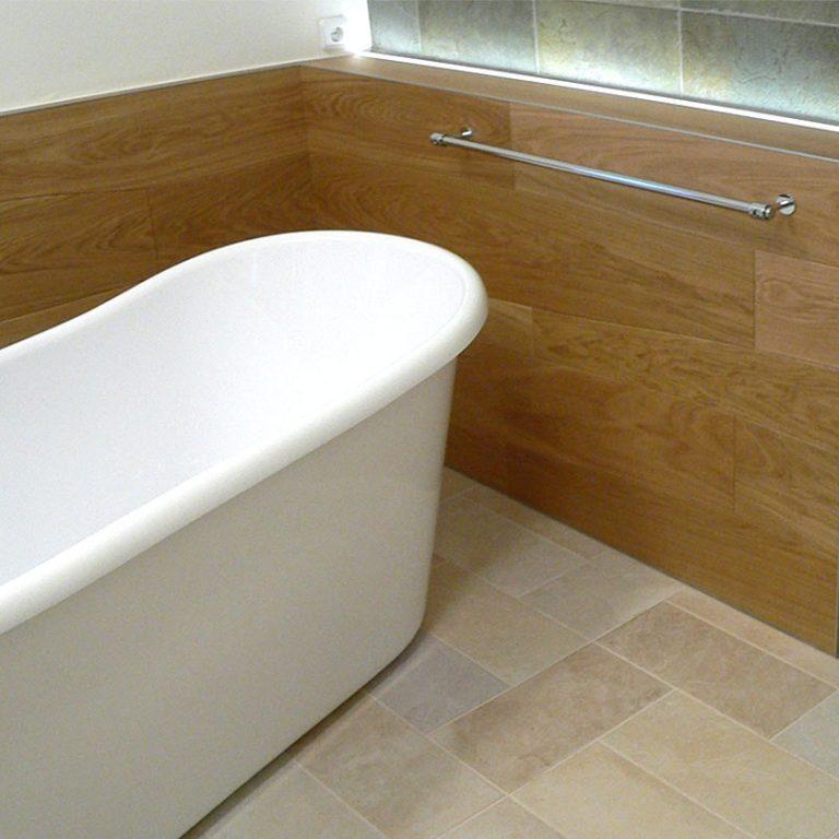 Badverkleidung nach Maß Badverkleidung aus Holz maßgefertigt