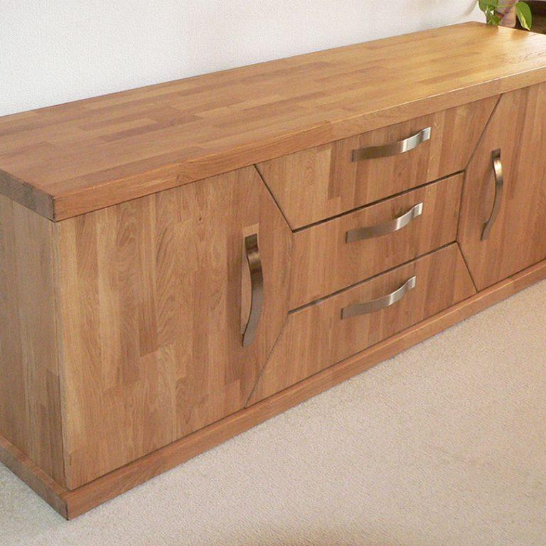 Maßgefertigtes Sideboard aus Holz mit Schubladen Stilvolles Sideboard nach Maß aus Massivholz mit drei Schubladen und zwei Türen, verziert mit modernen Metallgriffen.