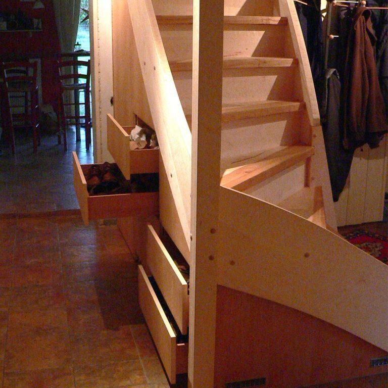 Maßgefertigte Treppe mit integriertem Stauraum Treppe nach Maß mit eingebauten Schubladen und Fächern im Treppenbereich, ideal für zusätzlichen Stauraum im Eingangsbereich.