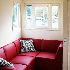 Wohnecke mit roter Couch im Tiny House