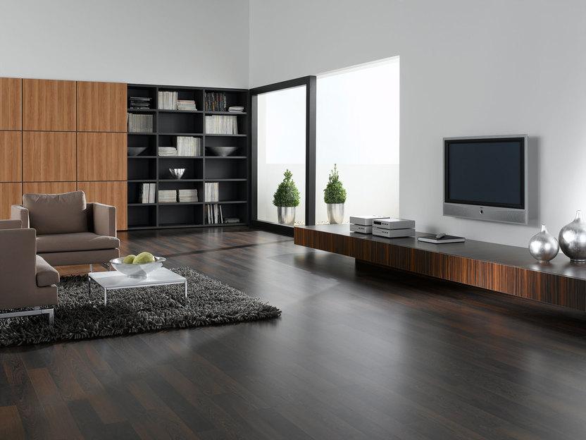 Wohnraumimpression mit dunklem Mobiliar Wohnraumimpression mit verschieden dunklen Holzoberflächen für Einbauschrank, Sideboard und Bodenbelag