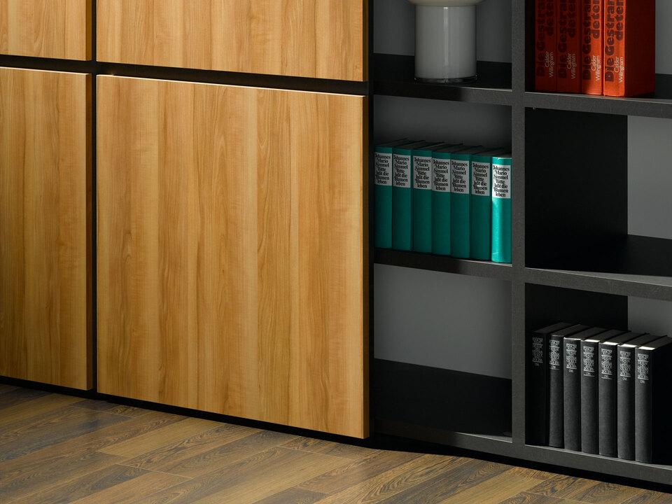 Detailaufnahme mit verschiebbarer Schrankwand für offenes und geschlossenes Schranksystem, lackiert und in Holzoptik kombiniert.