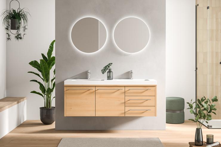 Maßgefertigtes Bad mit eleganter Holzausstattung Zweckmäßig designtes Bad nach Maß mit hellem Holzschrank, zwei runden Spiegeln und einer atmosphärischen Beleuchtung, die Ruhe ausstrahlt.