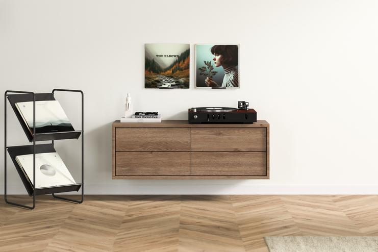 Maßgefertigtes Hängeboard aus dunklem Holz, schwebend montiert, mit Dekoration und Plattenspieler obenauf, gegen eine schlichte Wand im modernen Wohnbereich.